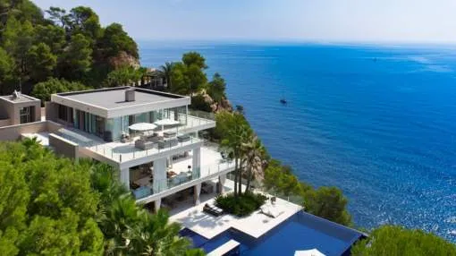 Frontline Magnificent Mansion with Sea Access